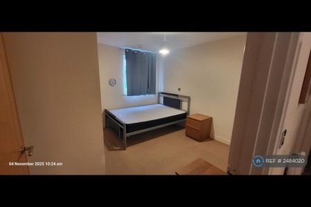 2 bedroom flat to rent - Photo 2