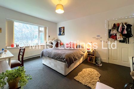 4 Bedroom Semi-Detached House for rent in Dennistead Crescent - Photo 4