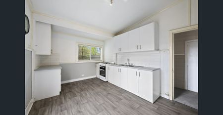 CENTRALLY LOCATED 3 BEDROOM HOME - Photo 5