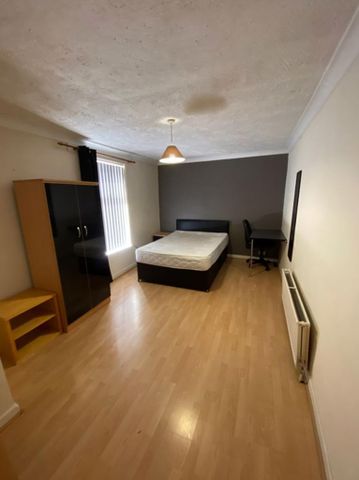 4 bedroom flat to rent - Photo 3