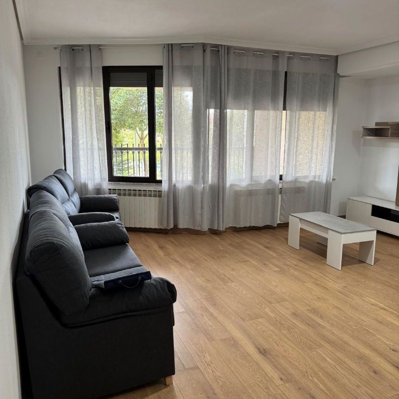 Piso de alquiler en Plaza de Burgos, Capuchinos - Glorieta - Ciudad Jardín - Photo 1