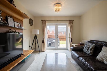 4 bedroom detached house to rent - Photo 3