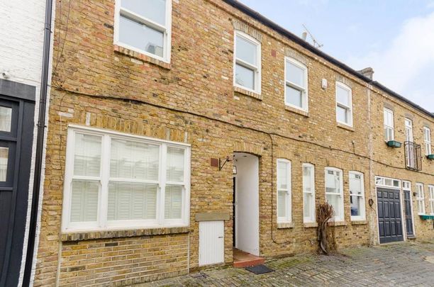 3 bedroom mews to rent - Photo 1