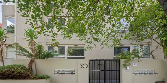 Fully Renovated Two Bedroom Apartment ! - Photo 3