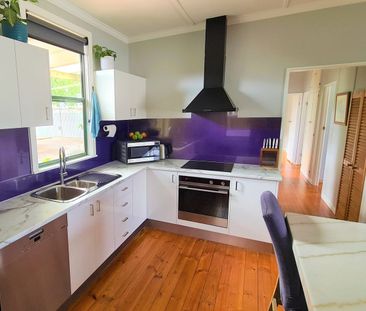 Modern and Vibrant 3 Bedroom Home - Photo 3