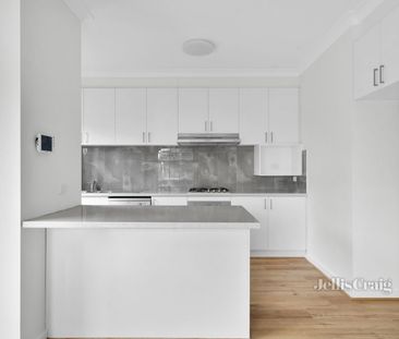 2/33 Thompson Street, Glen Waverley - Photo 3