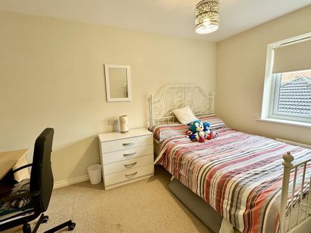 4 bedroom end of terrace house to rent - Photo 5