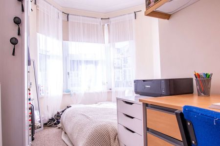 Perfect location for students at the Heath - Photo 4