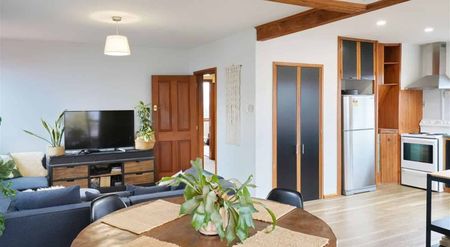 FULLY FURNISHED CHARACTER BUNGALOW JUST MINUTES TO THE BEACH! - Photo 3