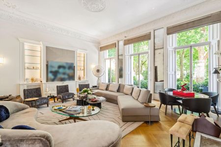 Elegant Three-Bedroom Apartment in Prestigious Ennismore Gardens, London SW7 - Photo 2
