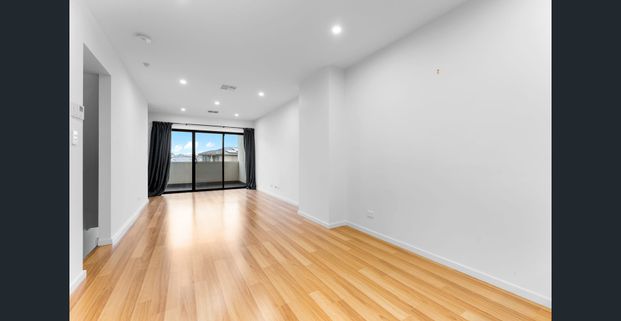 CHIC THREE BEDROOM TOWNHOUSE IN THE HEART OF ST CLAIR - Photo 1