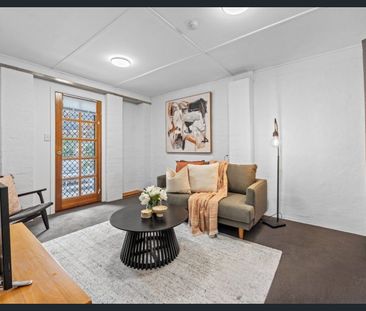 Newly Renovated & Spacious 5-Bedroom Dual-Level Home in Leafy Bellb... - Photo 4