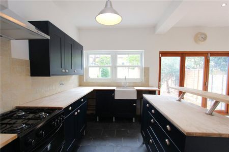 3 bedroom end of terrace house to rent - Photo 2