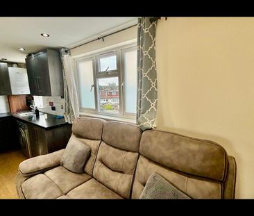 3 Bed Flat, Southdown Crescent, HA2 - Photo 2