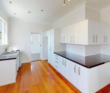 Character College Estate home - Photo 3