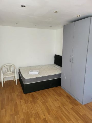 1 bedroom in a house share to rent - Photo 5