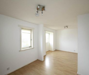 3 bedroom flat to rent - Photo 2