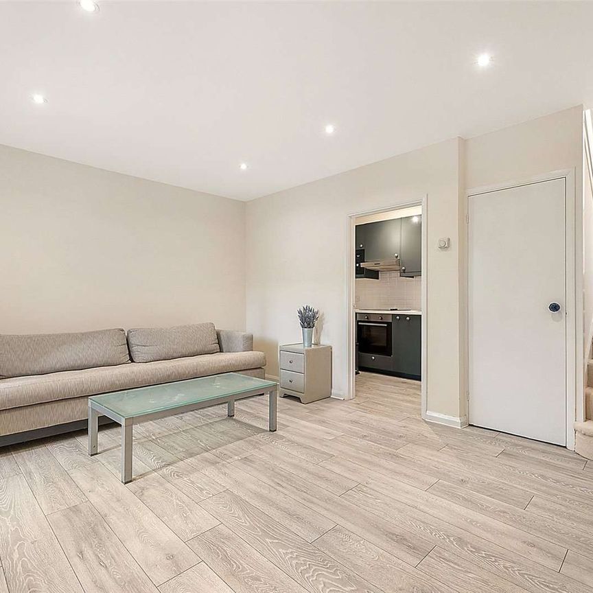 A spacious one bedroom house opposite Regents Park. - Photo 1