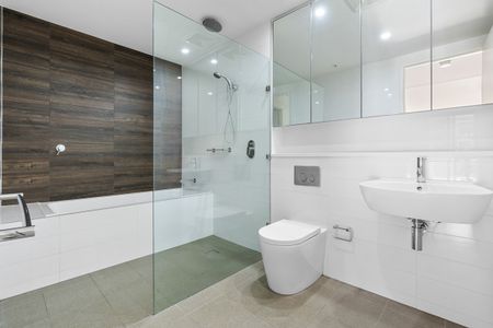 Chef's Kitchen | Large Three Bedroom Apartment | Double Carspace - Photo 5