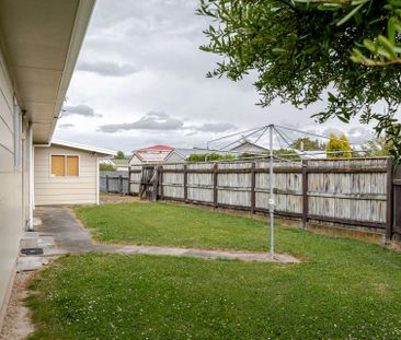 Freshly decorated 3 bedroom home - Photo 2