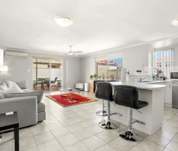 Modern, low-maintenance villa just minutes from the coast. - Photo 2