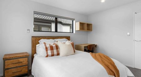 Modern and Sunny Room - Photo 3