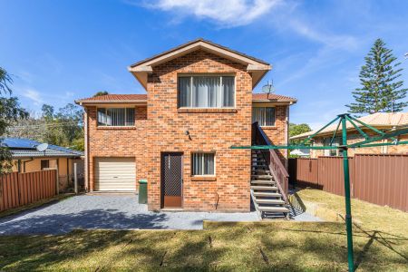 Large family home within walking distance to the water's edge - Photo 4