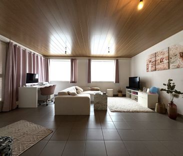 Ruim appartement met 4 slaapkamers en overdekte autostaanplaats - Photo 2