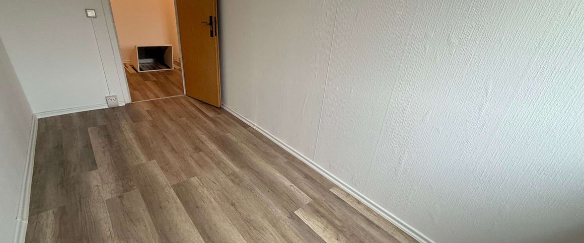 1. OG + moderne EBK + Garage + modernes Laminat u.v.m. - Foto 1