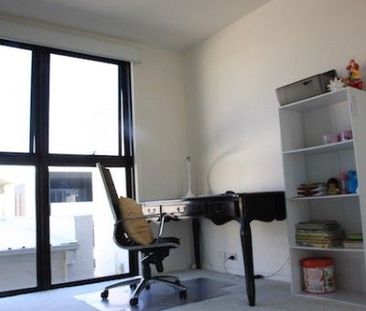 Immaculate 3 Bedroom, 3 bathroom, 2 story town house - Photo 3