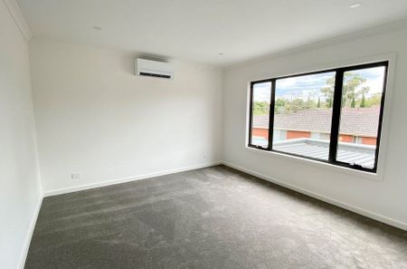 New modern townhouse, excellent living space and location! - Photo 2