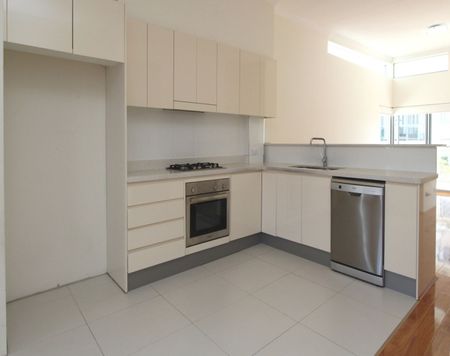 Spacious Two Bedroom Townhouse with Three Car Garage - Photo 2