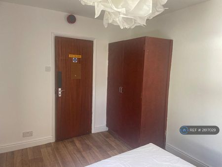 3 bedroom flat to rent - Photo 4