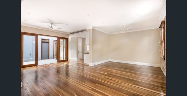 Classic sandstone facade - Photo 1