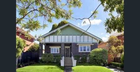 Pet-Friendly Californian Bungalow in Prime Location - Photo 3