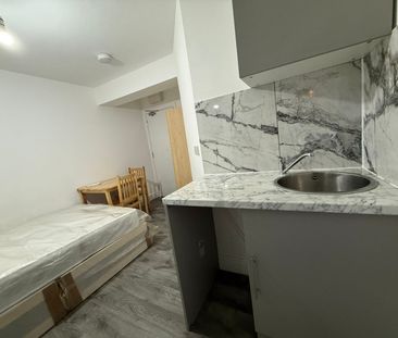 Bedsit close to ilford station-800 - Photo 2