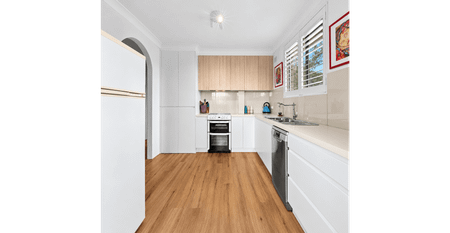 Bright & Sunny Apartment with Renovated Kitchen and Lock-Up Garage - Photo 3