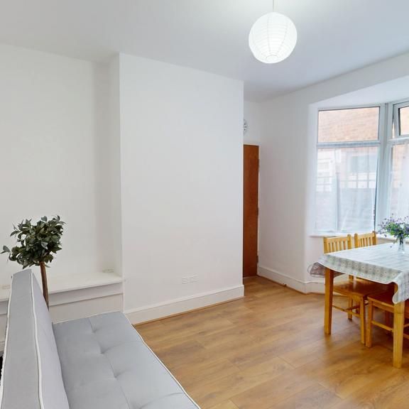 1 bedroom in a house share to rent - Photo 1