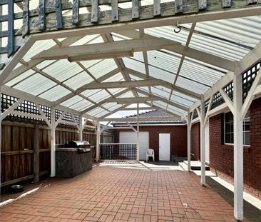 Spacious Family Living in a Prime Seabrook Location - Photo 6