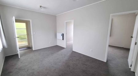 2 bedroom home in handy location - Photo 2