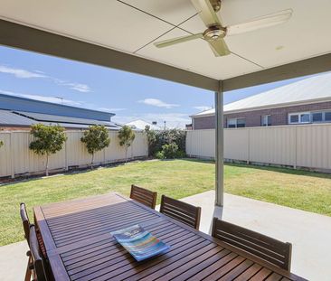 Modern 3 Bedroom Home in Sought-After Location - Photo 4