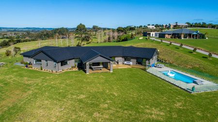 Stunning 5-bed Family Home with Views & Pool - Photo 5