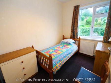 7 Bed - Caergog Road, Aberystwyth, Ceredigion - Photo 4