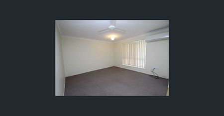 Spacious 3-Bedroom Family Home with Double Garage and Carport - Photo 3
