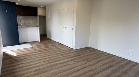 A spacious two bedroom townhouse with all the extras! - Photo 2