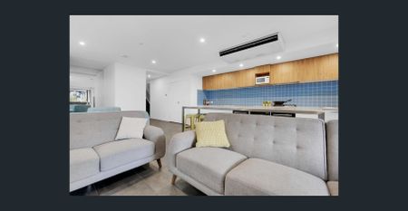 Spacious Room with Private Ensuite & Balcony – Fully Furnished - Photo 3