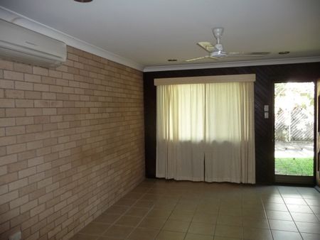 TWO BEDROOM UNIT SOUTH MACKAY - Photo 2