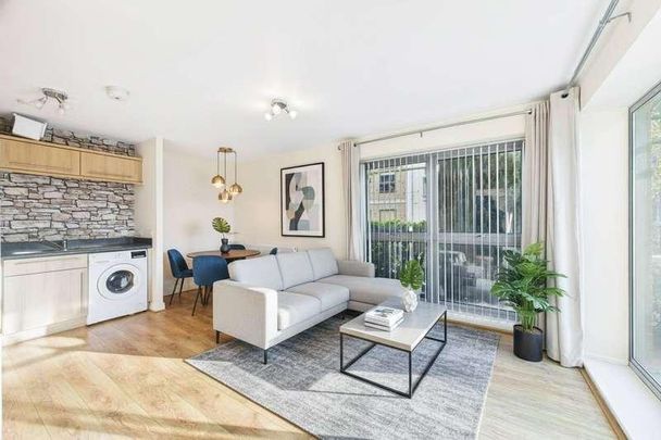 Coombe Way, Farnborough, Hampshire, GU14 - Photo 1