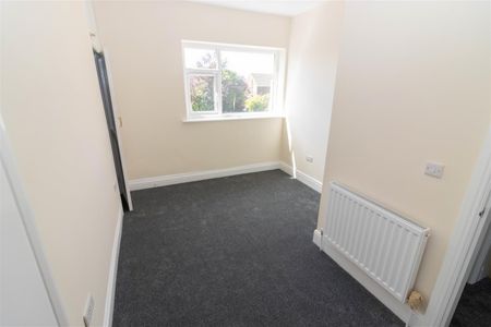 3 Bedroom House - Terraced - Photo 4