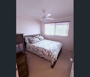 221 sqm large 4-bedroom Townhouse in Runaway Bay Next to Harbour Town - Photo 1